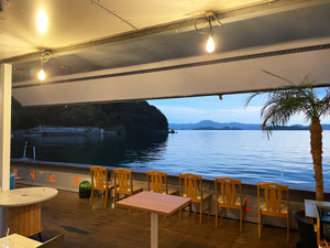 潮風を感じながら静かな時間を過ごせるテラス