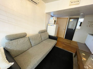 荷物を置いてひと息つける、明るいリビングスペース