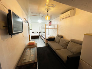 テレビ付きのリビングスペース