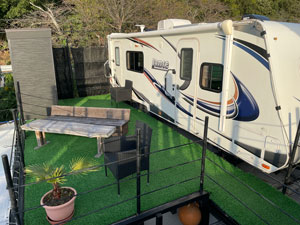 共有テラスのトレーラーハウス