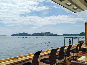 昼はオープンテラスに変身！